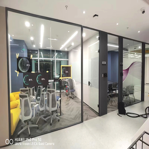 Panoramic glass partition